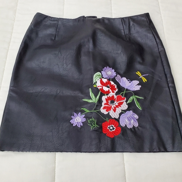 Black skirt, faux leather, embroidered - Picture 8 of 11